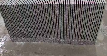 玉林芝麻白毛板荒料切割