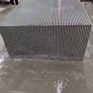 玉林芝麻白毛板荒料切割