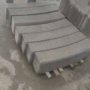 玉林芝麻白弧形路牙石