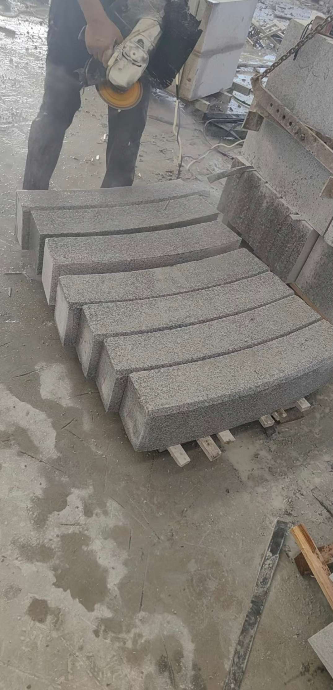 玉林芝麻白弧形路牙石